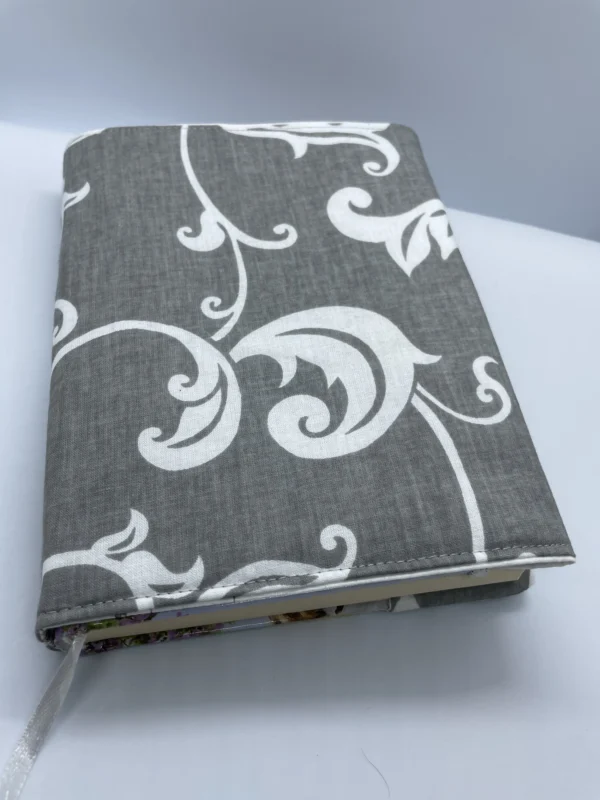 Obal na knihu Žena v okne a šedé ornamenty - Image 6