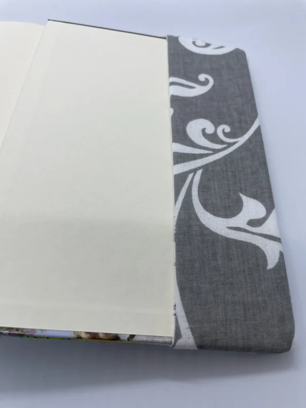 Obal na knihu Žena v okne a šedé ornamenty - Image 5