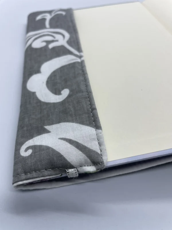 Obal na knihu Žena v okne a šedé ornamenty - Image 7