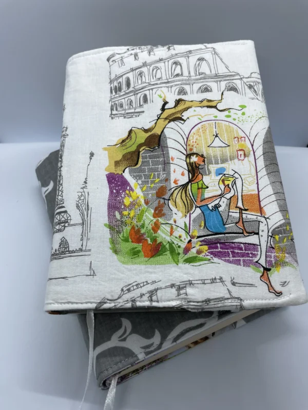 Obal na knihu Žena v okne a šedé ornamenty